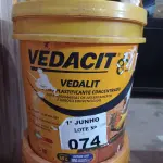 LOTE 074 - 01 BALDE DE VEDALIT, ADITIVO PLASTIFICANTE PARA ARGAMASSAS DE ASSENTAMENTO E REBOCO CONVENCIONAL E 01 BALDE DE ADITIVO IMPERMEABILIZANTE PARA CONCRETOS E ARGAMASSAS 18L. (NO ESTADO, LEILÃO NÃO TEM GARANTIA E NEM DEVOLUÇÃO, SUJEITO A POSSÍVEIS AVARIAS VISÍVEIS/OCULTAS E/OU AUSÊNCIA DE COMPONENTES).