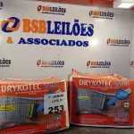 LOTE 253 - 02 CAIXAS DE ARGAMASSA DRYKOTEC 5500 18KG. (NO ESTADO, LEILÃO NÃO TEM GARANTIA E NEM DEVOLUÇÃO, SUJEITO A POSSÍVEIS AVARIAS VISÍVEIS/OCULTAS E/OU AUSÊNCIA DE COMPONENTES).