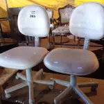 LOTE 358 - 02 CADEIRAS DE ESCRITÓRIO COM BASE GIRATÓRIA. (NO ESTADO, LEILÃO NÃO TEM GARANTIA E NEM DEVOLUÇÃO, SUJEITO A POSSÍVEIS AVARIAS VISÍVEIS/OCULTAS E/OU AUSÊNCIA DE COMPONENTES).
