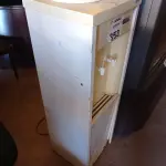 LOTE 353 - 01 BEBEDOURO PARA GARRAFÃO MARCA ESMALTEC 220V. (NO ESTADO, LEILÃO NÃO TEM GARANTIA E NEM DEVOLUÇÃO, SUJEITO A POSSÍVEIS AVARIAS VISÍVEIS/OCULTAS E/OU AUSÊNCIA DE COMPONENTES).