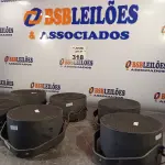 LOTE 318 - 06 ALTO-FALANTES COM SUPORTE DE FERRO. (NO ESTADO, LEILÃO NÃO TEM GARANTIA E NEM DEVOLUÇÃO, SUJEITO A POSSÍVEIS AVARIAS VISÍVEIS/OCULTAS E/OU AUSÊNCIA DE COMPONENTES).