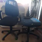 LOTE 351 - 02 CADEIRAS DE ESCRITÓRIO COM BASE GIRATÓRIA SENDO 01 NA COR AZUL. (NO ESTADO, LEILÃO NÃO TEM GARANTIA E NEM DEVOLUÇÃO, SUJEITO A POSSÍVEIS AVARIAS VISÍVEIS/OCULTAS E/OU AUSÊNCIA DE COMPONENTES).