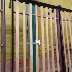 LOTE 381 - 01 CAMA DE SOLTEIRO EM IMBUIA DO POLO MADEIREIRO DO RIO GRANDE DO SUL. (NO ESTADO, LEILÃO NÃO TEM GARANTIA E NEM DEVOLUÇÃO, SUJEITO A POSSÍVEIS AVARIAS VISÍVEIS/OCULTAS E/OU AUSÊNCIA DE COMPONENTES).
