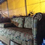 LOTE 325 - 01 SOFÁ DE 03 LUGARES INCOMPLETO. (NO ESTADO, LEILÃO NÃO TEM GARANTIA E NEM DEVOLUÇÃO, SUJEITO A POSSÍVEIS AVARIAS VISÍVEIS/OCULTAS E/OU AUSÊNCIA DE COMPONENTES).