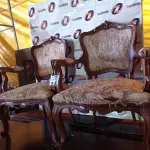 LOTE 393 - 02 POLTRONAS EM MADEIRA ENTALHADA COM ASSENTO E ENCOSTO ALMOFADADO. (NO ESTADO, LEILÃO NÃO TEM GARANTIA E NEM DEVOLUÇÃO, SUJEITO A POSSÍVEIS AVARIAS VISÍVEIS/OCULTAS E/OU AUSÊNCIA DE COMPONENTES).