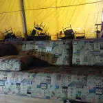 LOTE 325 - 01 SOFÁ DE 03 LUGARES INCOMPLETO. (NO ESTADO, LEILÃO NÃO TEM GARANTIA E NEM DEVOLUÇÃO, SUJEITO A POSSÍVEIS AVARIAS VISÍVEIS/OCULTAS E/OU AUSÊNCIA DE COMPONENTES).