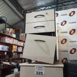 LOTE 225 - 01 ARQUIVO EM MADEIRA,01 GAVETEIRO E 02 PLACAS DE PROPAGANDA. (NO ESTADO, LEILÃO NÃO TEM GARANTIA E NEM DEVOLUÇÃO, SUJEITO A POSSÍVEIS AVARIAS VISÍVEIS/OCULTAS E/OU AUSÊNCIA DE COMPONENTES).