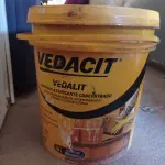 LOTE 352 - 01 BALDE DE VEDALIT, ADITIVO PLASTIFICANTE CONCENTRADO PARA ARGAMASSA DE ASSENTAMENTO E REBOCO CONVENCIONAL. (NO ESTADO, LEILÃO NÃO TEM GARANTIA E NEM DEVOLUÇÃO, SUJEITO A POSSÍVEIS AVARIAS VISÍVEIS/OCULTAS E/OU AUSÊNCIA DE COMPONENTES).