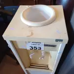 LOTE 353 - 01 BEBEDOURO PARA GARRAFÃO MARCA ESMALTEC 220V. (NO ESTADO, LEILÃO NÃO TEM GARANTIA E NEM DEVOLUÇÃO, SUJEITO A POSSÍVEIS AVARIAS VISÍVEIS/OCULTAS E/OU AUSÊNCIA DE COMPONENTES).