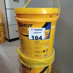 LOTE 164 - 01 BALDE DE MASSA ASFÁLTICA E 01 BALDE DE VEDALIT 18L. (NO ESTADO, LEILÃO NÃO TEM GARANTIA E NEM DEVOLUÇÃO, SUJEITO A POSSÍVEIS AVARIAS VISÍVEIS/OCULTAS E/OU AUSÊNCIA DE COMPONENTES).