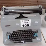 LOTE 109 - 01 MÁQUINA DE ESCREVER ELÉTRICA MARCA FACIT. (NO ESTADO, LEILÃO NÃO TEM GARANTIA E NEM DEVOLUÇÃO, SUJEITO A POSSÍVEIS AVARIAS VISÍVEIS/OCULTAS E/OU AUSÊNCIA DE COMPONENTES).