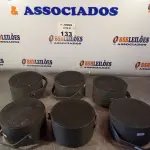 LOTE 133 - 06 ALTO-FALANTES COM SUPORTE DE FERRO. (NO ESTADO, LEILÃO NÃO TEM GARANTIA E NEM DEVOLUÇÃO, SUJEITO A POSSÍVEIS AVARIAS VISÍVEIS/OCULTAS E/OU AUSÊNCIA DE COMPONENTES).