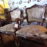 LOTE 393 - 02 POLTRONAS EM MADEIRA ENTALHADA COM ASSENTO E ENCOSTO ALMOFADADO. (NO ESTADO, LEILÃO NÃO TEM GARANTIA E NEM DEVOLUÇÃO, SUJEITO A POSSÍVEIS AVARIAS VISÍVEIS/OCULTAS E/OU AUSÊNCIA DE COMPONENTES).