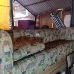 LOTE 325 - 01 SOFÁ DE 03 LUGARES INCOMPLETO. (NO ESTADO, LEILÃO NÃO TEM GARANTIA E NEM DEVOLUÇÃO, SUJEITO A POSSÍVEIS AVARIAS VISÍVEIS/OCULTAS E/OU AUSÊNCIA DE COMPONENTES).