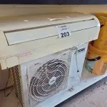 LOTE 203 - 01 AR CONDICIONADO MARCA YORK 9.000BTU. (NO ESTADO, LEILÃO NÃO TEM GARANTIA E NEM DEVOLUÇÃO, SUJEITO A POSSÍVEIS AVARIAS VISÍVEIS/OCULTAS E/OU AUSÊNCIA DE COMPONENTES).