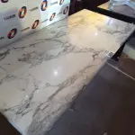 LOTE 355 - 01 MESA EM MÁRMORE BRANCO ITALIANO. (NO ESTADO, LEILÃO NÃO TEM GARANTIA E NEM DEVOLUÇÃO, SUJEITO A POSSÍVEIS AVARIAS VISÍVEIS/OCULTAS E/OU AUSÊNCIA DE COMPONENTES).