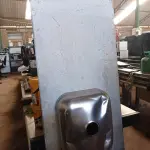 LOTE 359 - 01 PIA EM AÇO INOX CIMENTADA COM 01 CUBA MEDINDO 1,60M X 0,53CM. (NO ESTADO, LEILÃO NÃO TEM GARANTIA E NEM DEVOLUÇÃO, SUJEITO A POSSÍVEIS AVARIAS VISÍVEIS/OCULTAS E/OU AUSÊNCIA DE COMPONENTES).