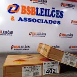 LOTE 402 - 12 LATAS DE ADESIVO PLÁSTICO 400GR NA COR CINZA. (NO ESTADO, LEILÃO NÃO TEM GARANTIA E NEM DEVOLUÇÃO, SUJEITO A POSSÍVEIS AVARIAS VISÍVEIS/OCULTAS E/OU AUSÊNCIA DE COMPONENTES).