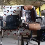 LOTE 262 - 02 CADEIRAS DE ESCRITÓRIO SENDO 01 COM BASE GIRATÓRIA. (NO ESTADO, LEILÃO NÃO TEM GARANTIA E NEM DEVOLUÇÃO, SUJEITO A POSSÍVEIS AVARIAS VISÍVEIS/OCULTAS E/OU AUSÊNCIA DE COMPONENTES).