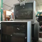 LOTE 338 - 03 TV’S DE TUBO MARCAS E MODELOS DIVERSOS. (NO ESTADO, LEILÃO NÃO TEM GARANTIA E NEM DEVOLUÇÃO, SUJEITO A POSSÍVEIS AVARIAS VISÍVEIS/OCULTAS E/OU AUSÊNCIA DE COMPONENTES).