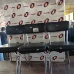 LOTE 431 - 03 CADEIRAS DE ESCRITÓRIO CROMADAS COM BASES FIXAS. (NO ESTADO, LEILÃO NÃO TEM GARANTIA E NEM DEVOLUÇÃO, SUJEITO A POSSÍVEIS AVARIAS VISÍVEIS/OCULTAS E/OU AUSÊNCIA DE COMPONENTES).
