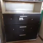LOTE 396 - 01 ARMÁRIO DE AÇO COM 03 PORTAS. (NO ESTADO, LEILÃO NÃO TEM GARANTIA E NEM DEVOLUÇÃO, SUJEITO A POSSÍVEIS AVARIAS VISÍVEIS/OCULTAS E/OU AUSÊNCIA DE COMPONENTES).