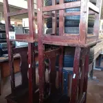 LOTE 368 - 04 CADEIRAS EM MADEIRA. (NO ESTADO, LEILÃO NÃO TEM GARANTIA E NEM DEVOLUÇÃO, SUJEITO A POSSÍVEIS AVARIAS VISÍVEIS/OCULTAS E/OU AUSÊNCIA DE COMPONENTES).