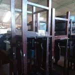 LOTE 423 - 04 CADEIRAS EM MADEIRA. (NO ESTADO, LEILÃO NÃO TEM GARANTIA E NEM DEVOLUÇÃO, SUJEITO A POSSÍVEIS AVARIAS VISÍVEIS/OCULTAS E/OU AUSÊNCIA DE COMPONENTES).