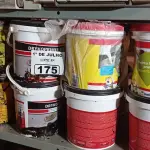 LOTE 175 - 07 BALDES DE DRYKOPRIMER ACQUA, 01 BALDE DE DRYKOVEDA, 01 BALDE DE NELTROL E 01 BALDE DE SIKA IGOL-2 3,6L. (NO ESTADO, LEILÃO NÃO TEM GARANTIA E NEM DEVOLUÇÃO, SUJEITO A POSSÍVEIS AVARIAS VISÍVEIS/OCULTAS E/OU AUSÊNCIA DE COMPONENTES).
