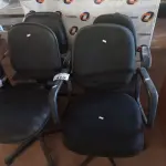 LOTE 429 - 04 CADEIRAS DE ESCRITÓRIO COM BASE GIRATÓRIA. (NO ESTADO, LEILÃO NÃO TEM GARANTIA E NEM DEVOLUÇÃO, SUJEITO A POSSÍVEIS AVARIAS VISÍVEIS/OCULTAS E/OU AUSÊNCIA DE COMPONENTES).