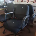 LOTE 429 - 04 CADEIRAS DE ESCRITÓRIO COM BASE GIRATÓRIA. (NO ESTADO, LEILÃO NÃO TEM GARANTIA E NEM DEVOLUÇÃO, SUJEITO A POSSÍVEIS AVARIAS VISÍVEIS/OCULTAS E/OU AUSÊNCIA DE COMPONENTES).