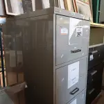 LOTE 397 - 01 ARMÁRIO DE AÇO COM 04 GAVETAS. (NO ESTADO, LEILÃO NÃO TEM GARANTIA E NEM DEVOLUÇÃO, SUJEITO A POSSÍVEIS AVARIAS VISÍVEIS/OCULTAS E/OU AUSÊNCIA DE COMPONENTES).
