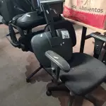 LOTE 394 - 03 CADEIRAS DE ESCRITÓRIO COM BASE GIRATÓRIA. (NO ESTADO, LEILÃO NÃO TEM GARANTIA E NEM DEVOLUÇÃO, SUJEITO A POSSÍVEIS AVARIAS VISÍVEIS/OCULTAS E/OU AUSÊNCIA DE COMPONENTES).