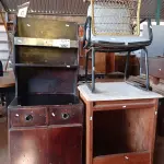 LOTE 457 - 02 ARMÁRIOS EM MADEIRA SENDO 01 COM TAMPO DE PEDRA E 02 CADEIRAS COM BASE FIXA. (NO ESTADO, LEILÃO NÃO TEM GARANTIA E NEM DEVOLUÇÃO, SUJEITO A POSSÍVEIS AVARIAS VISÍVEIS/OCULTAS E/OU AUSÊNCIA DE COMPONENTES).