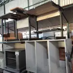 LOTE 447 - 01 LOTE COM VÁRIAS MESAS EM MADEIRA MARCAS E MODELOS DIVERSOS. (NO ESTADO, LEILÃO NÃO TEM GARANTIA E NEM DEVOLUÇÃO, SUJEITO A POSSÍVEIS AVARIAS VISÍVEIS/OCULTAS E/OU AUSÊNCIA DE COMPONENTES).
