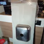LOTE 235 - 01 PIA EM AÇO INOX CIMENTADA COM 01 CUBA MEDINDO 1,40M X 0,53CM. (NO ESTADO, LEILÃO NÃO TEM GARANTIA E NEM DEVOLUÇÃO, SUJEITO A POSSÍVEIS AVARIAS VISÍVEIS/OCULTAS E/OU AUSÊNCIA DE COMPONENTES).