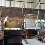 LOTE 457 - 02 ARMÁRIOS EM MADEIRA SENDO 01 COM TAMPO DE PEDRA E 02 CADEIRAS COM BASE FIXA. (NO ESTADO, LEILÃO NÃO TEM GARANTIA E NEM DEVOLUÇÃO, SUJEITO A POSSÍVEIS AVARIAS VISÍVEIS/OCULTAS E/OU AUSÊNCIA DE COMPONENTES).
