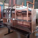 LOTE 459 - 01 MESA, 02 PRATELEIRAS E 02 CADEIRAS EM MADEIRA. (NO ESTADO, LEILÃO NÃO TEM GARANTIA E NEM DEVOLUÇÃO, SUJEITO A POSSÍVEIS AVARIAS VISÍVEIS/OCULTAS E/OU AUSÊNCIA DE COMPONENTES).