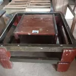 LOTE 458 - 03 MESAS DE CENTRO EM MADEIRA MODELOS DIVERSOS. (NO ESTADO, LEILÃO NÃO TEM GARANTIA E NEM DEVOLUÇÃO, SUJEITO A POSSÍVEIS AVARIAS VISÍVEIS/OCULTAS E/OU AUSÊNCIA DE COMPONENTES).