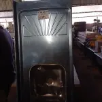 LOTE 359 - 01 PIA EM AÇO INOX CIMENTADA COM 01 CUBA MEDINDO 1,60M X 0,53CM. (NO ESTADO, LEILÃO NÃO TEM GARANTIA E NEM DEVOLUÇÃO, SUJEITO A POSSÍVEIS AVARIAS VISÍVEIS/OCULTAS E/OU AUSÊNCIA DE COMPONENTES).