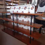 LOTE 466 - 01 PRATELEIRA EM MADEIRA. (NO ESTADO, LEILÃO NÃO TEM GARANTIA E NEM DEVOLUÇÃO, SUJEITO A POSSÍVEIS AVARIAS VISÍVEIS/OCULTAS E/OU AUSÊNCIA DE COMPONENTES).