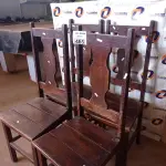 LOTE 465 - 04 CADEIRAS EM MADEIRA. (NO ESTADO, LEILÃO NÃO TEM GARANTIA E NEM DEVOLUÇÃO, SUJEITO A POSSÍVEIS AVARIAS VISÍVEIS/OCULTAS E/OU AUSÊNCIA DE COMPONENTES).