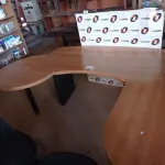 LOTE 460 - 01 MESA DE ESCRITÓRIO COM BASE DE FERRO E TAMPO EM MADEIRA. (NO ESTADO, LEILÃO NÃO TEM GARANTIA E NEM DEVOLUÇÃO, SUJEITO A POSSÍVEIS AVARIAS VISÍVEIS/OCULTAS E/OU AUSÊNCIA DE COMPONENTES).