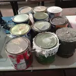 LOTE 391 - 01 LOTE COM VÁRIAS LATAS DE TINTA 3,6L CORES DIVERSAS COM AVARIAS. (NO ESTADO, LEILÃO NÃO TEM GARANTIA E NEM DEVOLUÇÃO, SUJEITO A POSSÍVEIS AVARIAS VISÍVEIS/OCULTAS E/OU AUSÊNCIA DE COMPONENTES).