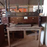 LOTE 456 - 03 MESAS EM MADEIRA MODELOS DIVERSOS COM AVARIAS. (NO ESTADO, LEILÃO NÃO TEM GARANTIA E NEM DEVOLUÇÃO, SUJEITO A POSSÍVEIS AVARIAS VISÍVEIS/OCULTAS E/OU AUSÊNCIA DE COMPONENTES).