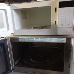 LOTE 272 - 02 MICRO-ONDAS MARCAS E MODELOS DIVERSOS. (NO ESTADO, LEILÃO NÃO TEM GARANTIA E NEM DEVOLUÇÃO, SUJEITO A POSSÍVEIS AVARIAS VISÍVEIS/OCULTAS E/OU AUSÊNCIA DE COMPONENTES).