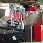 LOTE 188 - 01 LOTE COM VÁRIOS RECORTES DE TECIDO, ENFEITES, 04 LIXEIRAS E 02 MALAS MARCAS E MODELOS DIVERSOS. (NO ESTADO, LEILÃO NÃO TEM GARANTIA E NEM DEVOLUÇÃO, SUJEITO A POSSÍVEIS AVARIAS VISÍVEIS/OCULTAS E/OU AUSÊNCIA DE COMPONENTES).