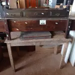 LOTE 456 - 03 MESAS EM MADEIRA MODELOS DIVERSOS COM AVARIAS. (NO ESTADO, LEILÃO NÃO TEM GARANTIA E NEM DEVOLUÇÃO, SUJEITO A POSSÍVEIS AVARIAS VISÍVEIS/OCULTAS E/OU AUSÊNCIA DE COMPONENTES).
