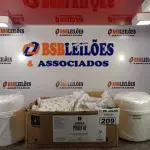 LOTE 209 - 02 FRASQUEIRAS COM 04 REFIS DE TOALHAS UMEDECIDAS. (NO ESTADO, LEILÃO NÃO TEM GARANTIA E NEM DEVOLUÇÃO, SUJEITO A POSSÍVEIS AVARIAS VISÍVEIS/OCULTAS E/OU AUSÊNCIA DE COMPONENTES).