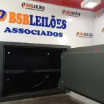 LOTE 153 - 01 COFRE DE PAREDE ELETRÔNICO. (NO ESTADO, LEILÃO NÃO TEM GARANTIA E NEM DEVOLUÇÃO, SUJEITO A POSSÍVEIS AVARIAS VISÍVEIS/OCULTAS E/OU AUSÊNCIA DE COMPONENTES).